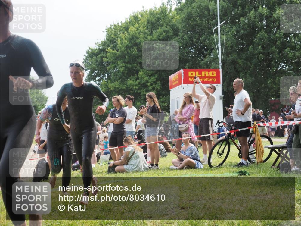 15.06.2025 - 27. Vierlanden-Triathlon KatJ http://msf.ph/oto/8034610 15.06.2025 11:18:45 Schwimmen 885, 909, 925, 939 meine-sportfotos.de