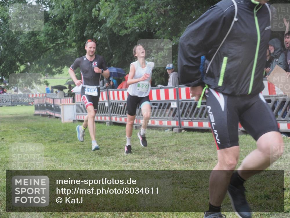 21.06.2025 - 27. Vierlanden-Triathlon KatJ http://msf.ph/oto/8034611 15.06.2025 13:49:17 Ziel 142, 231, 924, 1158, 1162 meine-sportfotos.de