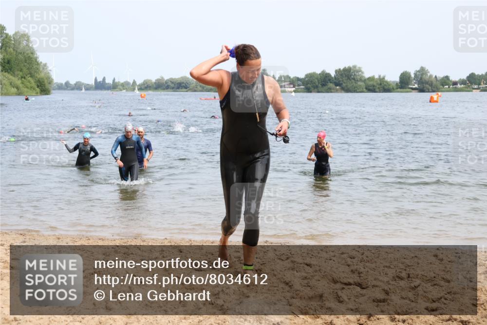 15.06.2025 - 27. Vierlanden-Triathlon Lena Gebhardt http://msf.ph/oto/8034612 15.06.2025 11:20:10 Schwimmen 806, 880, 889, 930, 932, 940, 976 meine-sportfotos.de