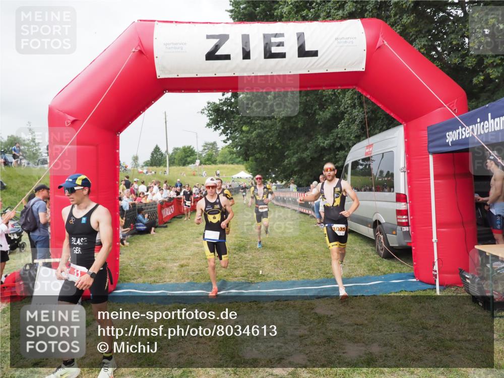 21.06.2025 - 27. Vierlanden-Triathlon MichiJ http://msf.ph/oto/8034613 15.06.2026 12:58:31 Ziel 3, 11, 1034, 1035, 1036, 1037 meine-sportfotos.de