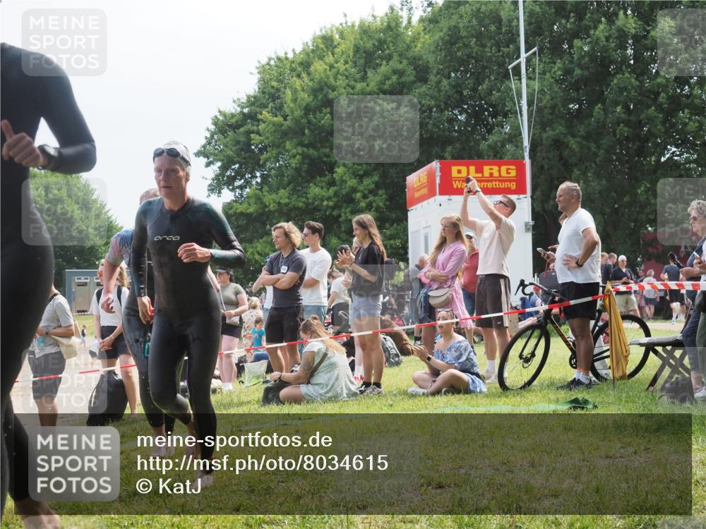 15.06.2025 - 27. Vierlanden-Triathlon KatJ http://msf.ph/oto/8034615 15.06.2025 11:18:45 Schwimmen 885, 909, 925, 939 meine-sportfotos.de