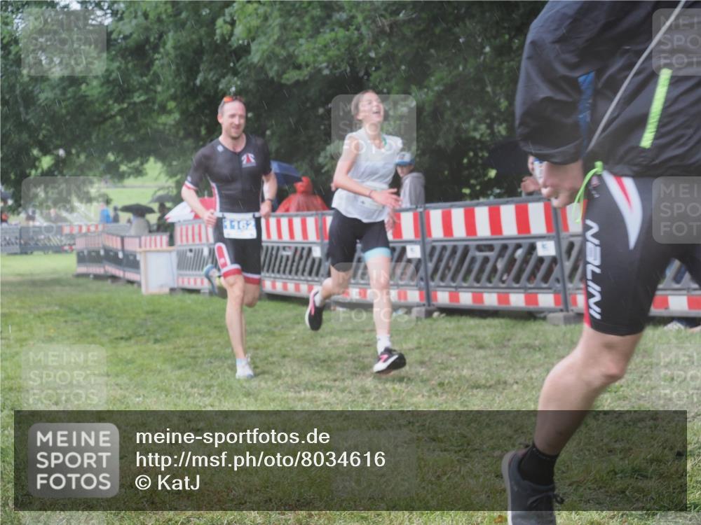 21.06.2025 - 27. Vierlanden-Triathlon KatJ http://msf.ph/oto/8034616 15.06.2025 13:49:17 Ziel 142, 231, 924, 1158, 1162 meine-sportfotos.de
