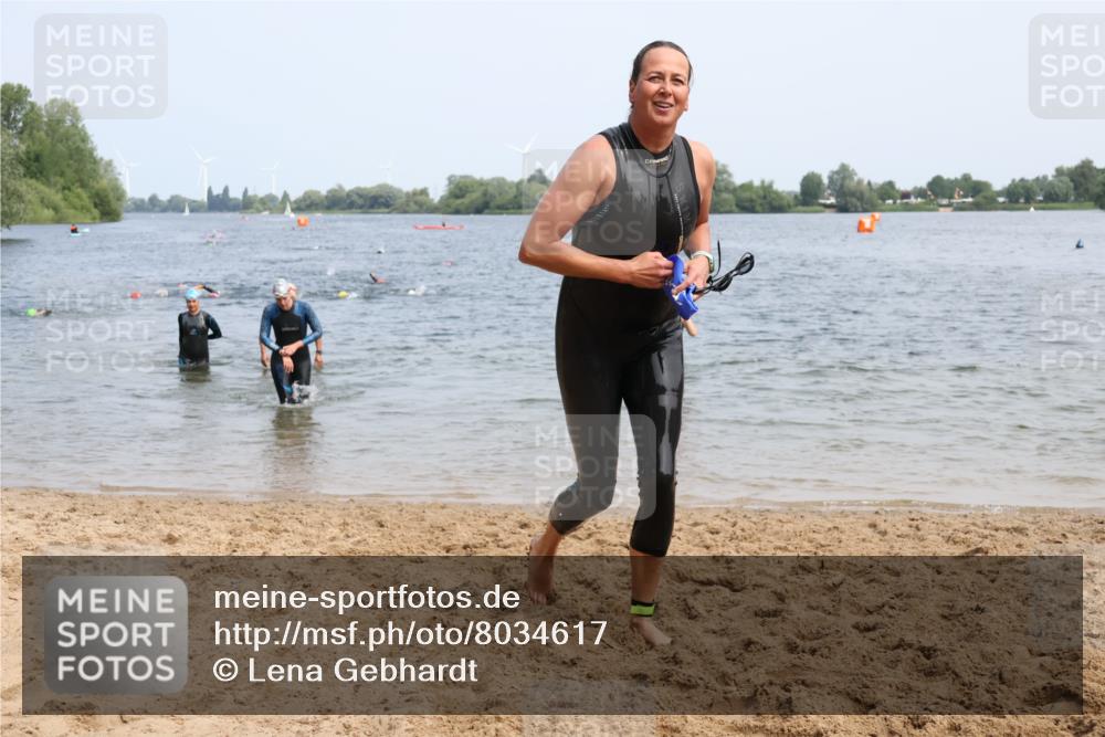 15.06.2025 - 27. Vierlanden-Triathlon Lena Gebhardt http://msf.ph/oto/8034617 15.06.2025 11:20:11 Schwimmen 806, 880, 889, 926, 930, 932, 940, 976 meine-sportfotos.de