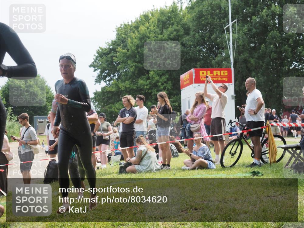 15.06.2025 - 27. Vierlanden-Triathlon KatJ http://msf.ph/oto/8034620 15.06.2025 11:18:45 Schwimmen 885, 909, 925, 939 meine-sportfotos.de
