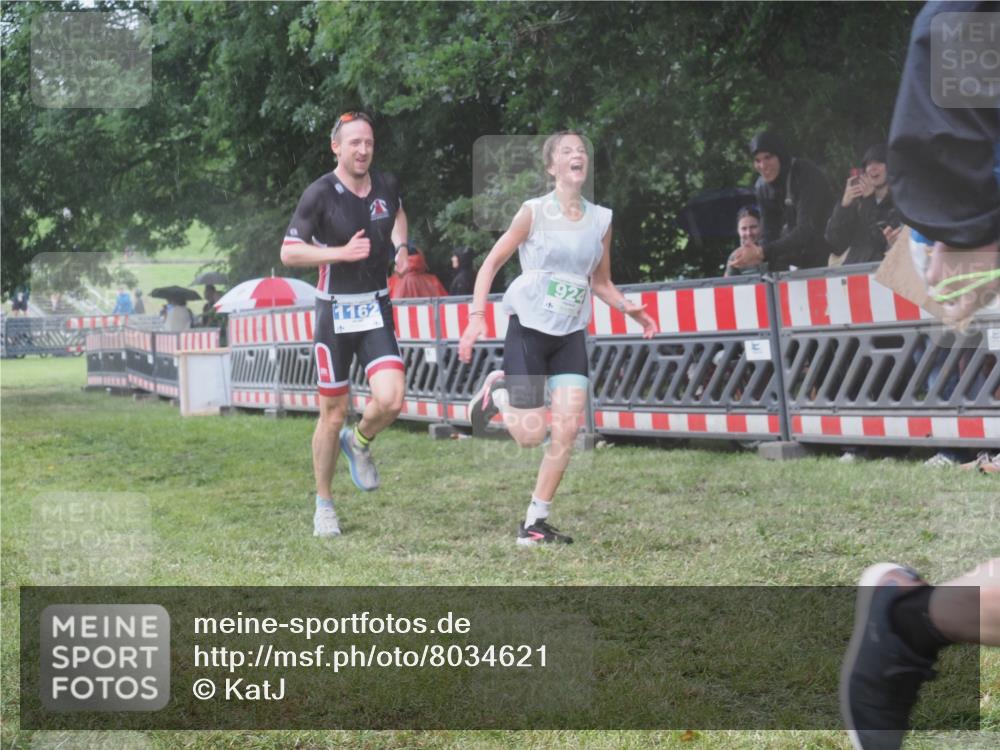 21.06.2025 - 27. Vierlanden-Triathlon KatJ http://msf.ph/oto/8034621 15.06.2025 13:49:17 Ziel 142, 231, 924, 1158, 1162 meine-sportfotos.de