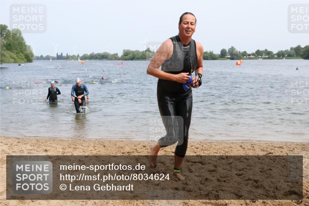 15.06.2025 - 27. Vierlanden-Triathlon Lena Gebhardt http://msf.ph/oto/8034624 15.06.2025 11:20:11 Schwimmen 806, 880, 889, 926, 930, 932, 940, 976 meine-sportfotos.de