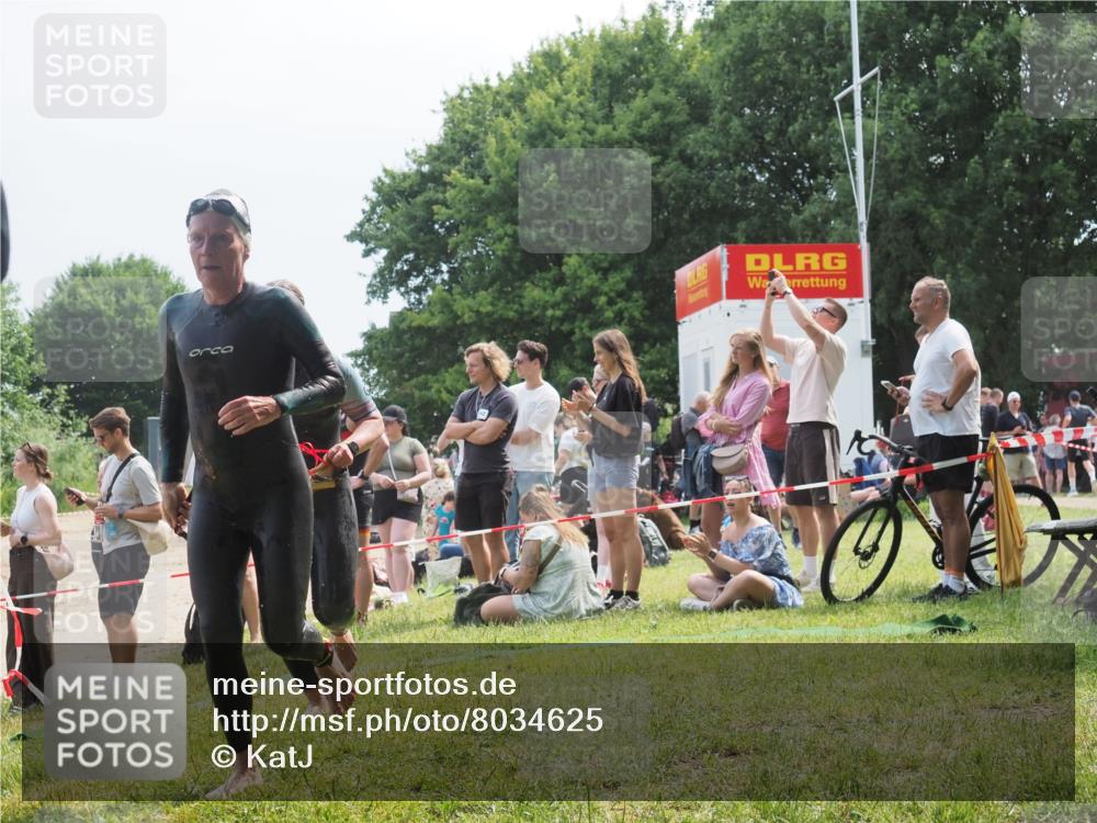 15.06.2025 - 27. Vierlanden-Triathlon KatJ http://msf.ph/oto/8034625 15.06.2025 11:18:45 Schwimmen 885, 909, 925, 939 meine-sportfotos.de