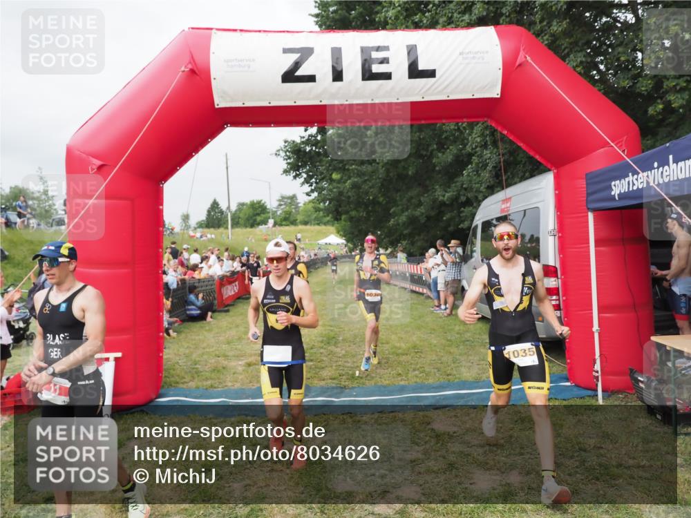 21.06.2025 - 27. Vierlanden-Triathlon MichiJ http://msf.ph/oto/8034626 15.06.2026 12:58:31 Ziel 3, 11, 1034, 1035, 1036, 1037 meine-sportfotos.de