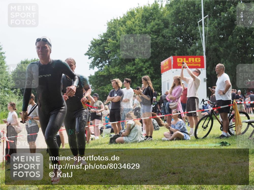 15.06.2025 - 27. Vierlanden-Triathlon KatJ http://msf.ph/oto/8034629 15.06.2025 11:18:45 Schwimmen 885, 909, 925, 939 meine-sportfotos.de