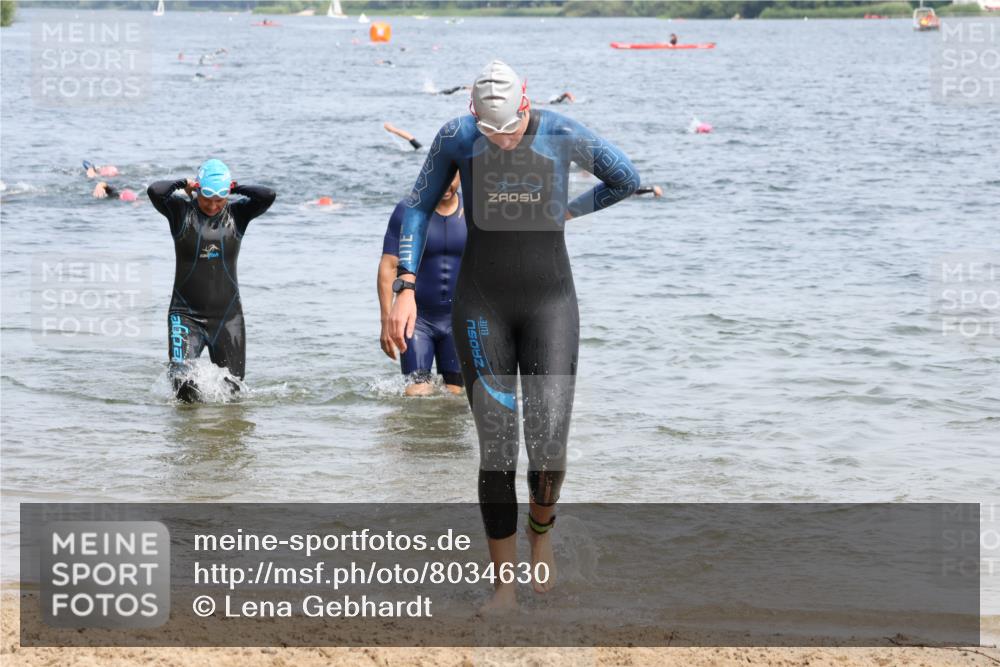15.06.2025 - 27. Vierlanden-Triathlon Lena Gebhardt http://msf.ph/oto/8034630 15.06.2025 11:20:14 Schwimmen 880, 890, 926, 930, 940, 976 meine-sportfotos.de