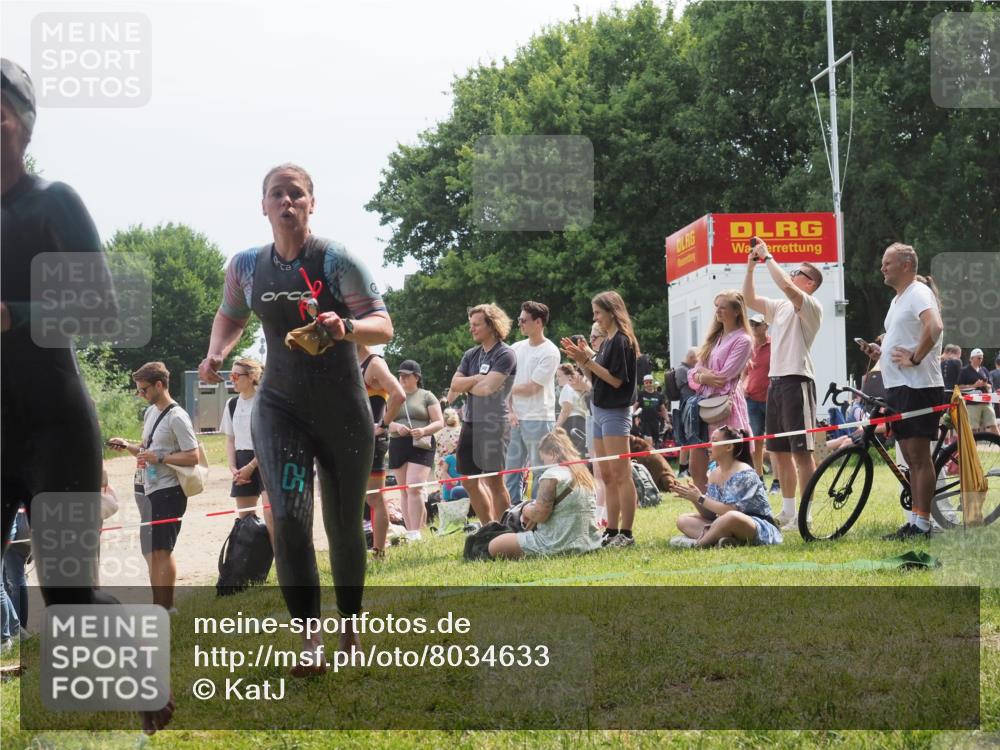 15.06.2025 - 27. Vierlanden-Triathlon KatJ http://msf.ph/oto/8034633 15.06.2025 11:18:46 Schwimmen 885, 909, 925, 939 meine-sportfotos.de