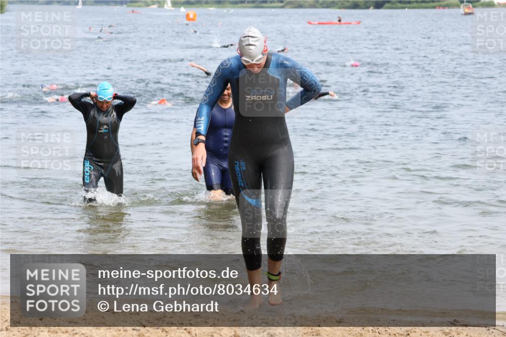 15.06.2025 - 27. Vierlanden-Triathlon Lena Gebhardt http://msf.ph/oto/8034634 15.06.2025 11:20:14 Schwimmen 880, 890, 926, 930, 940, 976 meine-sportfotos.de