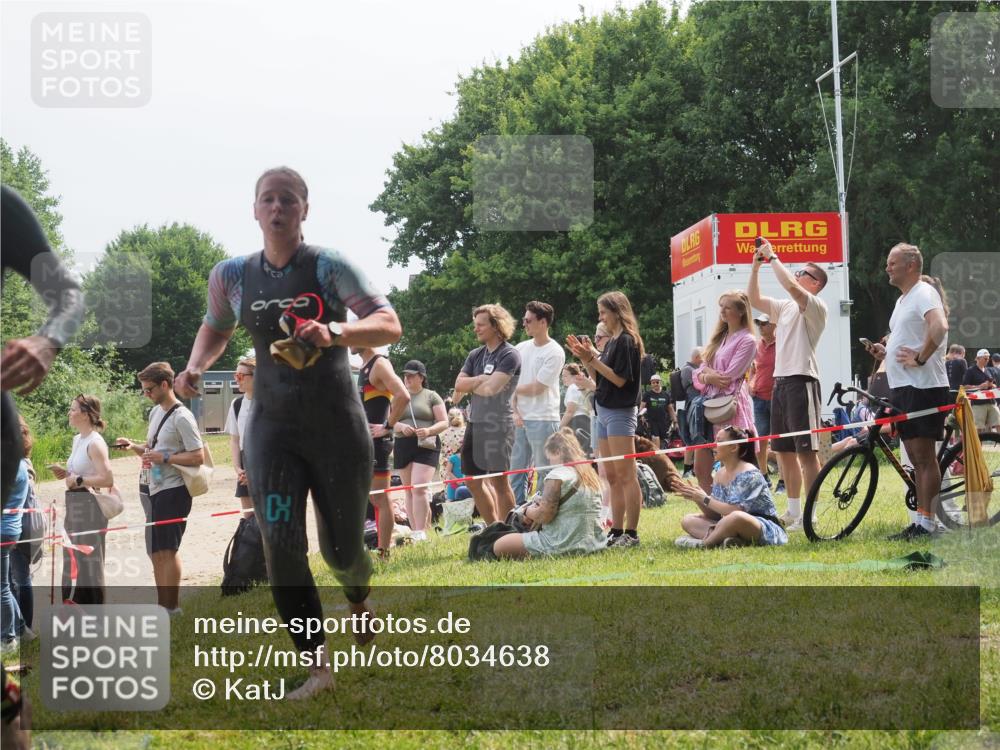 15.06.2025 - 27. Vierlanden-Triathlon KatJ http://msf.ph/oto/8034638 15.06.2025 11:18:46 Schwimmen 885, 909, 925, 939 meine-sportfotos.de