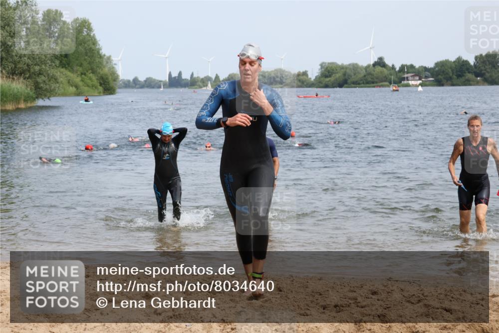 15.06.2025 - 27. Vierlanden-Triathlon Lena Gebhardt http://msf.ph/oto/8034640 15.06.2025 11:20:16 Schwimmen 838, 880, 890, 926, 930, 940, 976 meine-sportfotos.de