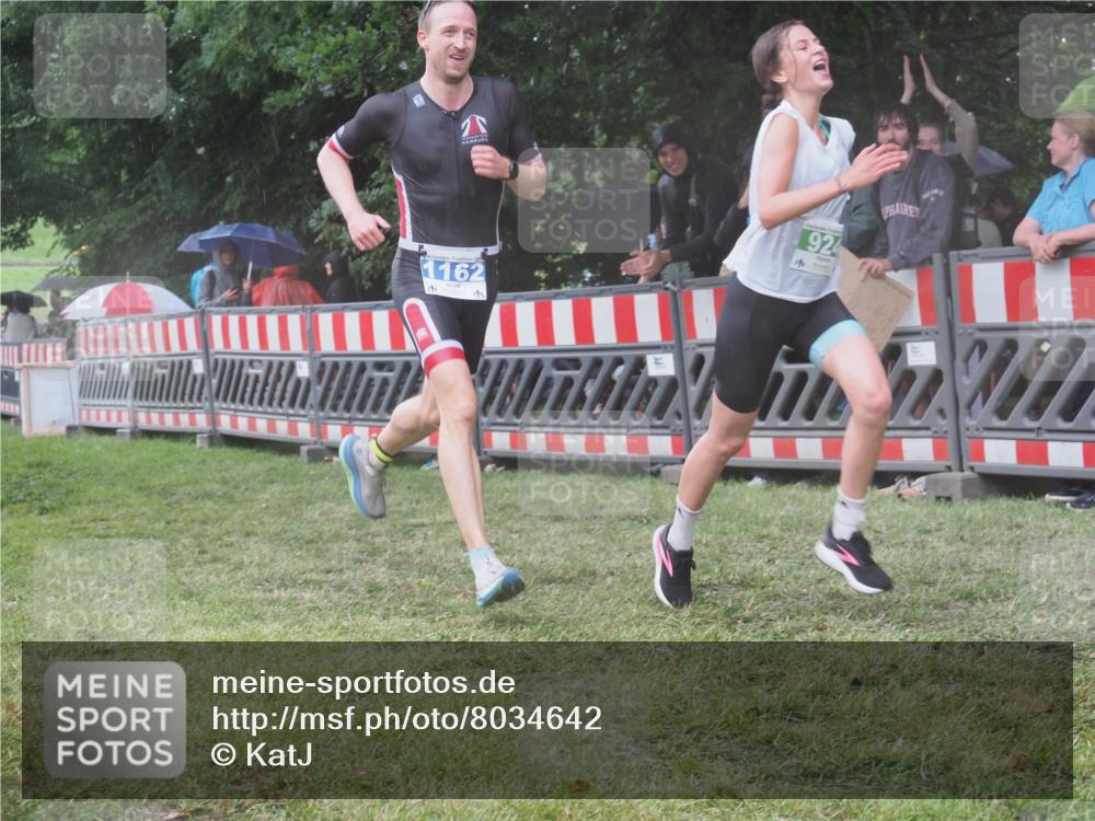 21.06.2025 - 27. Vierlanden-Triathlon KatJ http://msf.ph/oto/8034642 15.06.2025 13:49:18 Ziel 142, 231, 924, 1158, 1162 meine-sportfotos.de