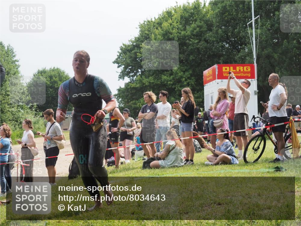 15.06.2025 - 27. Vierlanden-Triathlon KatJ http://msf.ph/oto/8034643 15.06.2025 11:18:46 Schwimmen 885, 909, 925, 939 meine-sportfotos.de