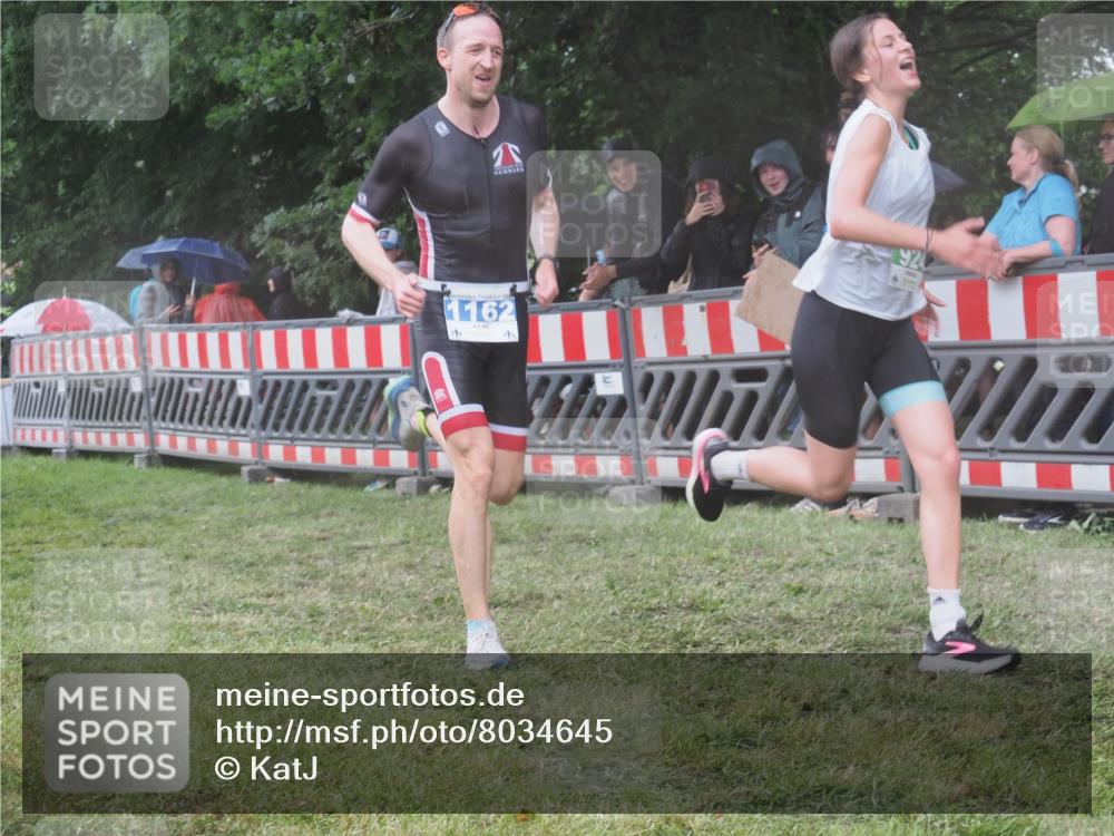 21.06.2025 - 27. Vierlanden-Triathlon KatJ http://msf.ph/oto/8034645 15.06.2025 13:49:18 Ziel 142, 231, 924, 1158, 1162 meine-sportfotos.de