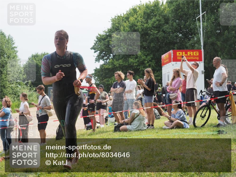 15.06.2025 - 27. Vierlanden-Triathlon KatJ http://msf.ph/oto/8034646 15.06.2025 11:18:46 Schwimmen 885, 909, 925, 939 meine-sportfotos.de