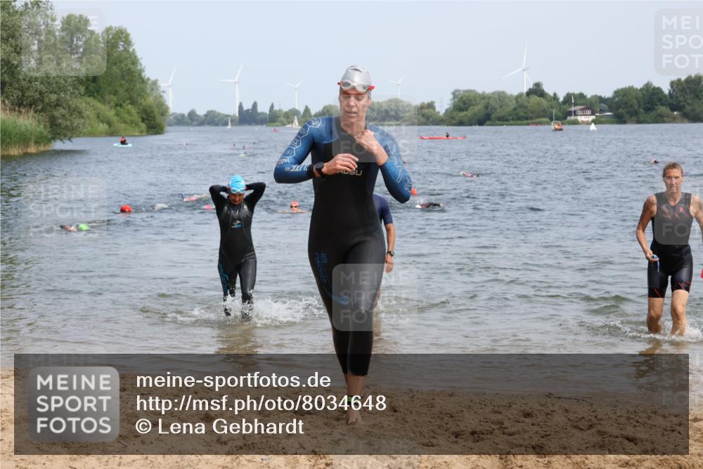 15.06.2025 - 27. Vierlanden-Triathlon Lena Gebhardt http://msf.ph/oto/8034648 15.06.2025 11:20:16 Schwimmen 838, 880, 890, 926, 930, 940, 976 meine-sportfotos.de