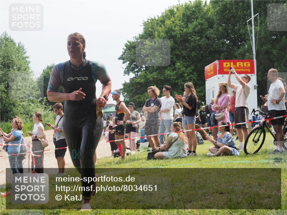 15.06.2025 - 27. Vierlanden-Triathlon KatJ http://msf.ph/oto/8034651 15.06.2025 11:18:46 Schwimmen 885, 909, 925, 939 meine-sportfotos.de