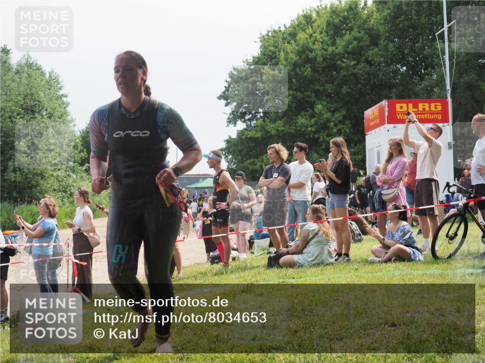 15.06.2025 - 27. Vierlanden-Triathlon KatJ http://msf.ph/oto/8034653 15.06.2025 11:18:46 Schwimmen 885, 909, 925, 939 meine-sportfotos.de