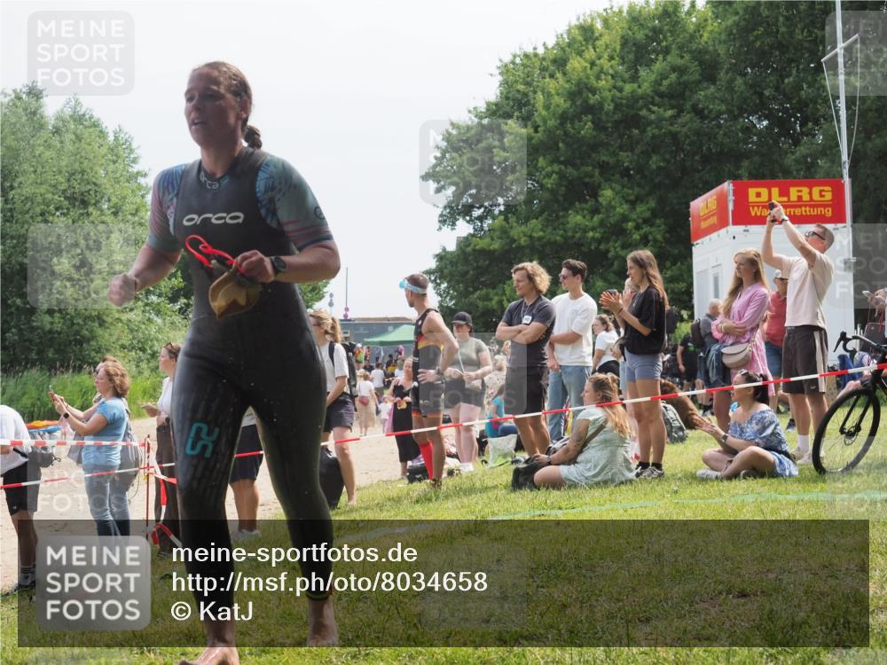 15.06.2025 - 27. Vierlanden-Triathlon KatJ http://msf.ph/oto/8034658 15.06.2025 11:18:46 Schwimmen 885, 909, 925, 939 meine-sportfotos.de