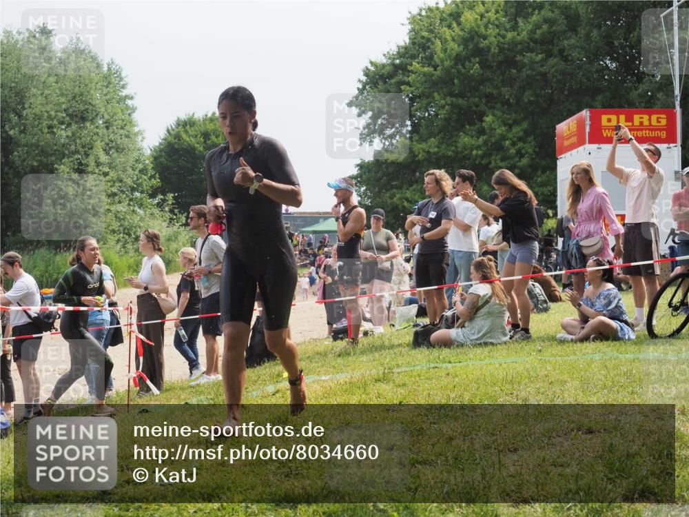15.06.2025 - 27. Vierlanden-Triathlon KatJ http://msf.ph/oto/8034660 15.06.2025 11:18:52 Schwimmen 885, 916, 925, 939 meine-sportfotos.de