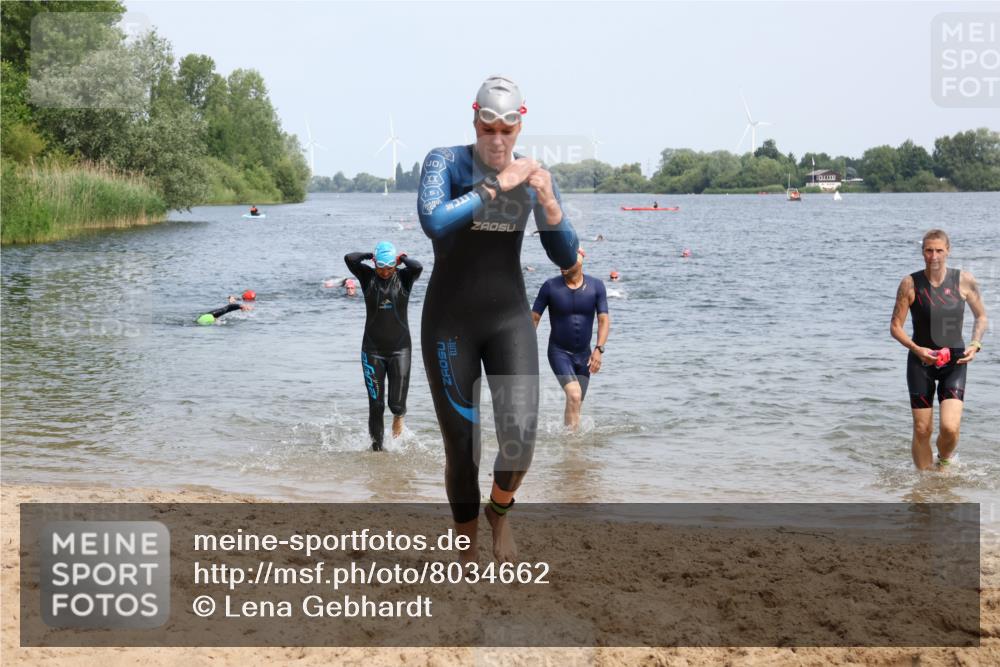 15.06.2025 - 27. Vierlanden-Triathlon Lena Gebhardt http://msf.ph/oto/8034662 15.06.2025 11:20:17 Schwimmen 838, 880, 890, 926, 930, 940 meine-sportfotos.de