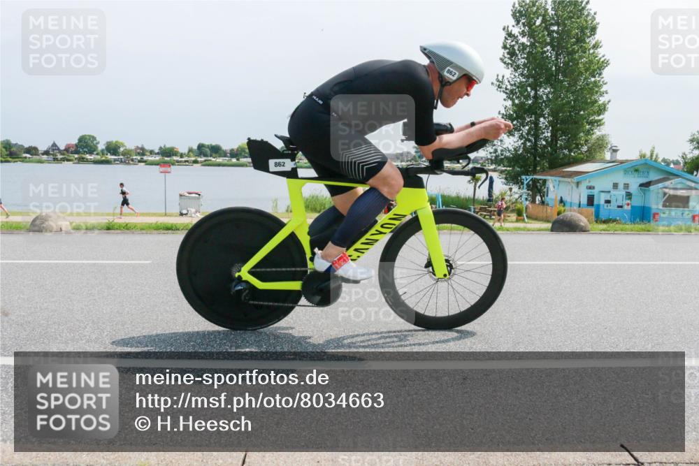 15.06.2025 - 27. Vierlanden-Triathlon H.Heesch http://msf.ph/oto/8034663 15.06.2025 11:42:45 Radfahren 697, 781, 862 meine-sportfotos.de