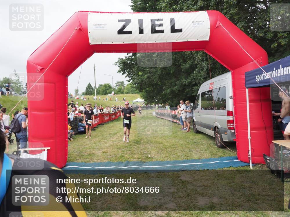 21.06.2025 - 27. Vierlanden-Triathlon MichiJ http://msf.ph/oto/8034666 15.06.2026 12:58:36 Ziel 11, 736, 1034, 1035, 1036, 1037 meine-sportfotos.de