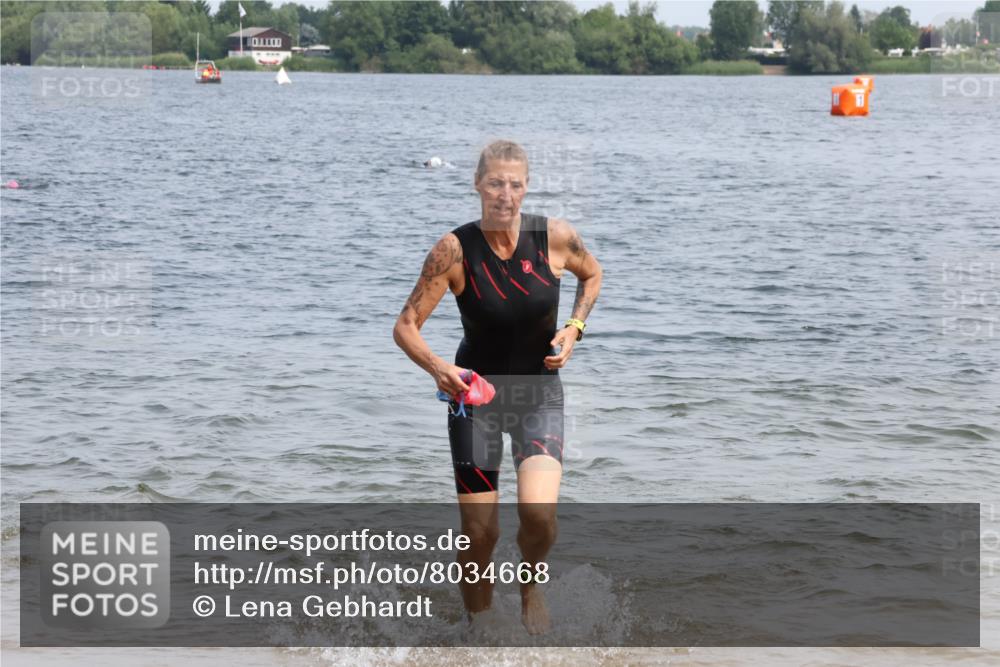 15.06.2025 - 27. Vierlanden-Triathlon Lena Gebhardt http://msf.ph/oto/8034668 15.06.2025 11:20:18 Schwimmen 838, 880, 890, 926, 940 meine-sportfotos.de