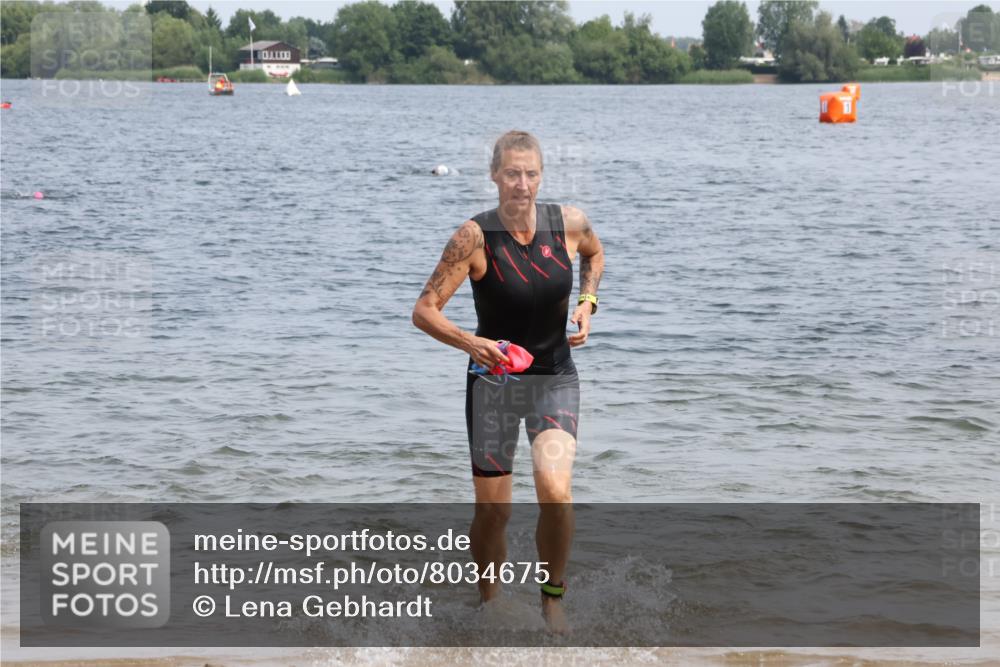 15.06.2025 - 27. Vierlanden-Triathlon Lena Gebhardt http://msf.ph/oto/8034675 15.06.2025 11:20:18 Schwimmen 838, 880, 890, 926, 940 meine-sportfotos.de