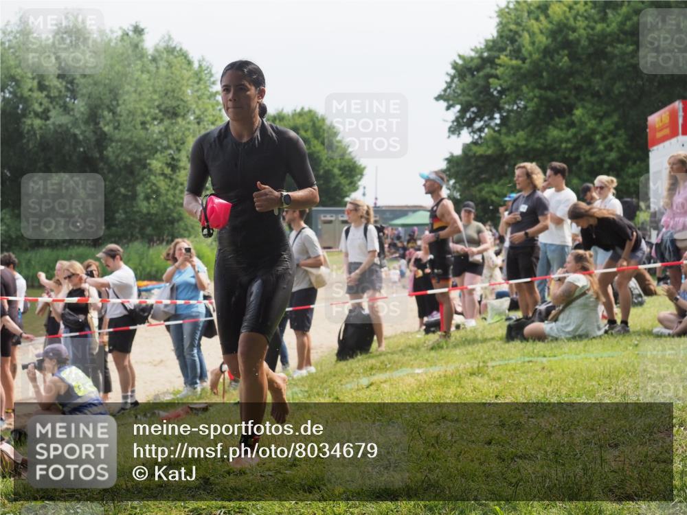 15.06.2025 - 27. Vierlanden-Triathlon KatJ http://msf.ph/oto/8034679 15.06.2025 11:18:52 Schwimmen 885, 916, 925, 939 meine-sportfotos.de
