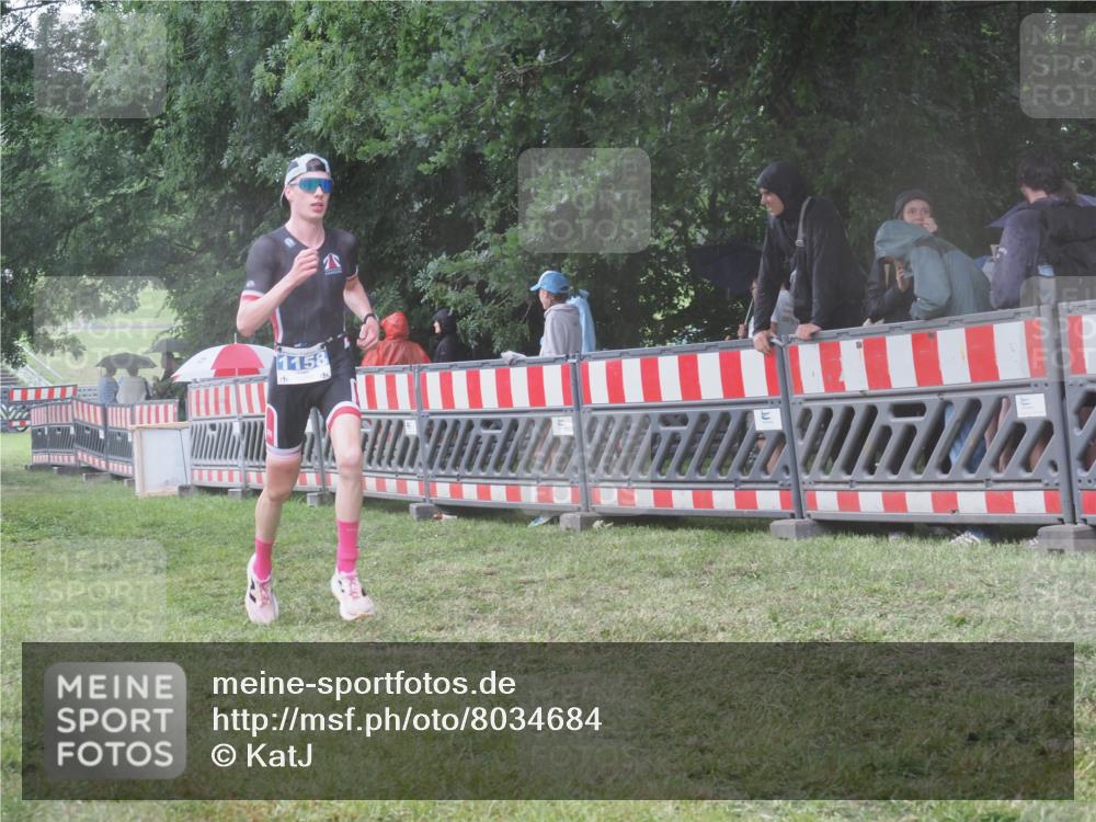 21.06.2025 - 27. Vierlanden-Triathlon KatJ http://msf.ph/oto/8034684 15.06.2025 13:49:28 Ziel 1103, 1137, 1158 meine-sportfotos.de