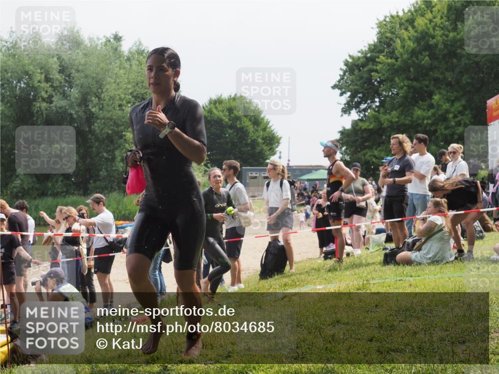 15.06.2025 - 27. Vierlanden-Triathlon KatJ http://msf.ph/oto/8034685 15.06.2025 11:18:52 Schwimmen 885, 916, 925, 939 meine-sportfotos.de