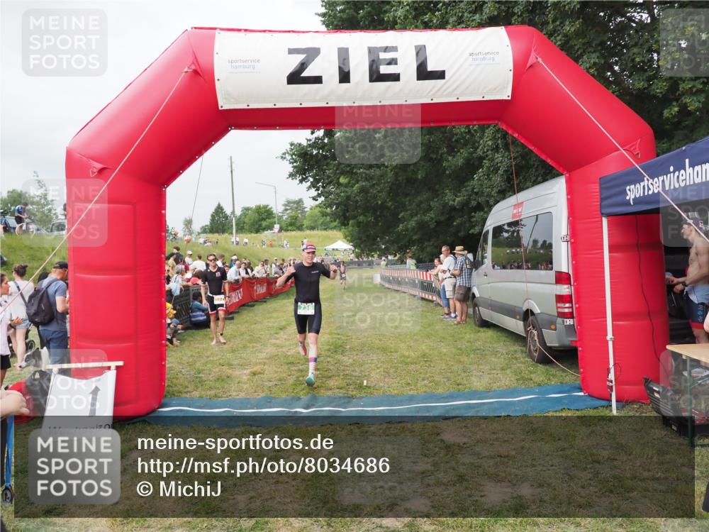 21.06.2025 - 27. Vierlanden-Triathlon MichiJ http://msf.ph/oto/8034686 15.06.2026 12:58:36 Ziel 11, 736, 1034, 1035, 1036, 1037 meine-sportfotos.de