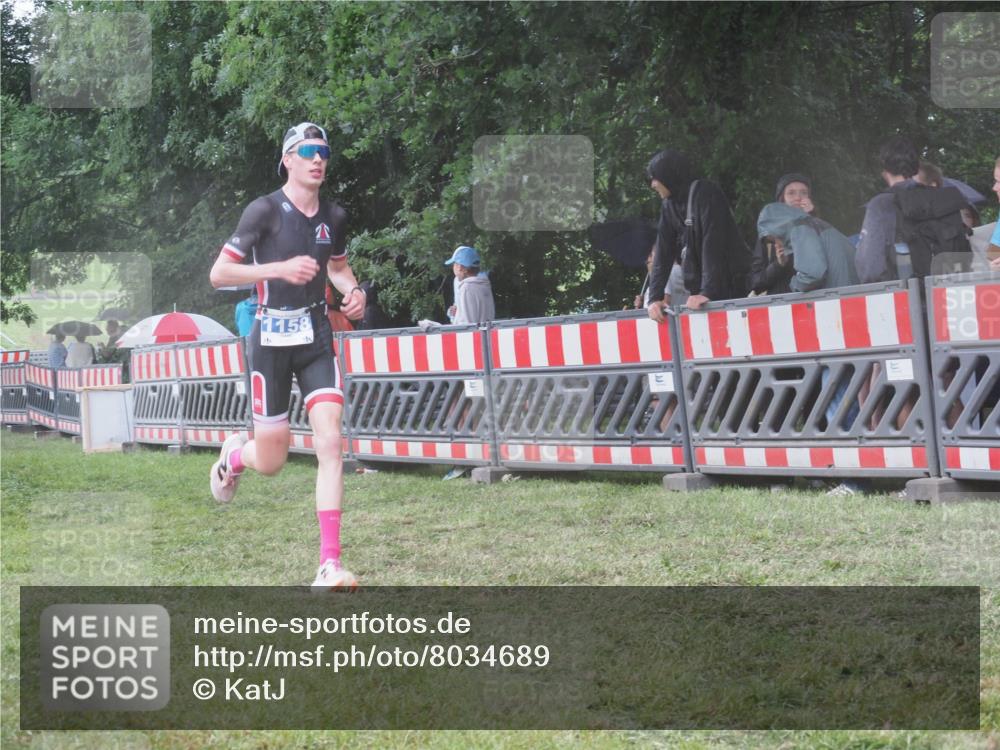 21.06.2025 - 27. Vierlanden-Triathlon KatJ http://msf.ph/oto/8034689 15.06.2025 13:49:28 Ziel 1103, 1137, 1158 meine-sportfotos.de