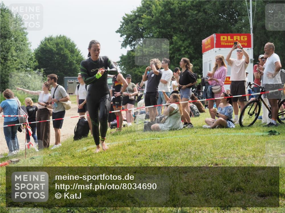 15.06.2025 - 27. Vierlanden-Triathlon KatJ http://msf.ph/oto/8034690 15.06.2025 11:18:54 Schwimmen 885, 916, 939 meine-sportfotos.de