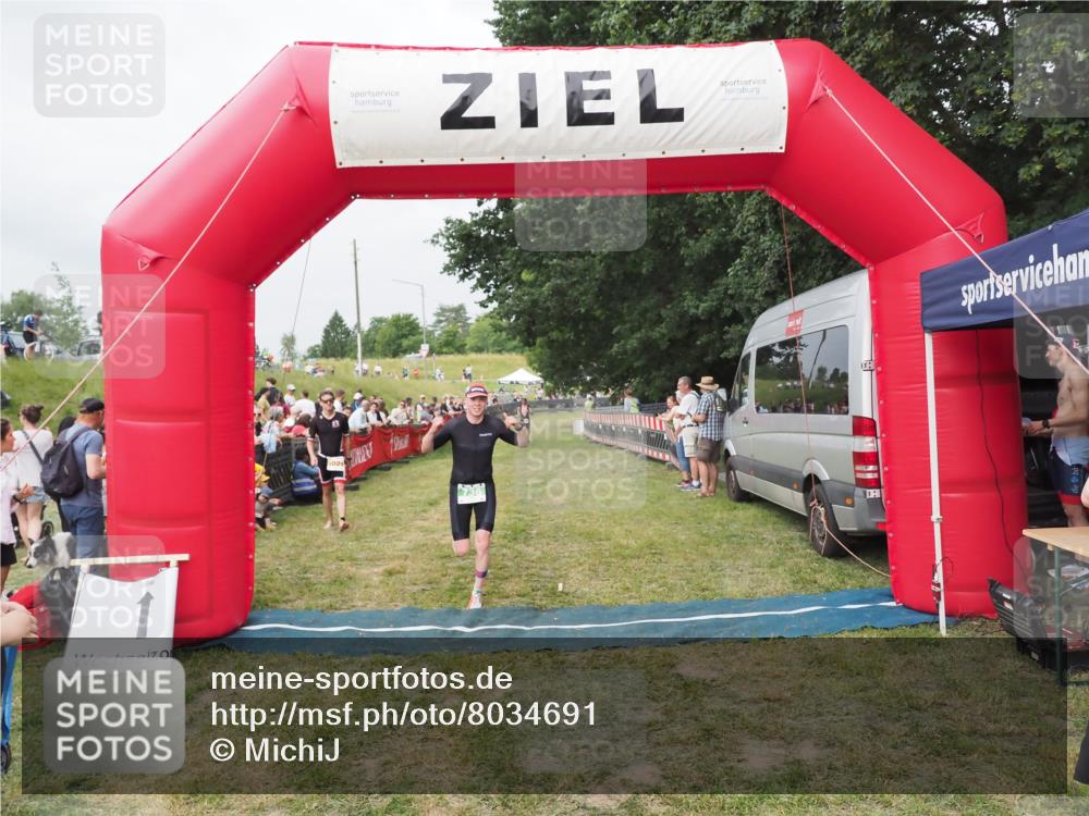 21.06.2025 - 27. Vierlanden-Triathlon MichiJ http://msf.ph/oto/8034691 15.06.2026 12:58:37 Ziel 736, 1034, 1035, 1036, 1037 meine-sportfotos.de