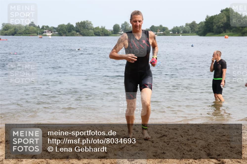 15.06.2025 - 27. Vierlanden-Triathlon Lena Gebhardt http://msf.ph/oto/8034693 15.06.2025 11:20:20 Schwimmen 838, 880, 890, 926, 940 meine-sportfotos.de