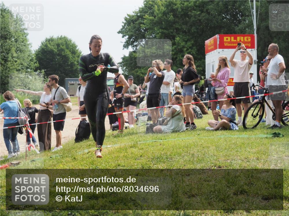 15.06.2025 - 27. Vierlanden-Triathlon KatJ http://msf.ph/oto/8034696 15.06.2025 11:18:54 Schwimmen 885, 916, 939 meine-sportfotos.de