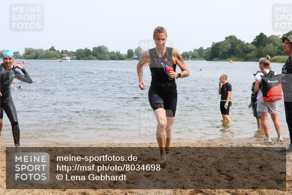 15.06.2025 - 27. Vierlanden-Triathlon Lena Gebhardt http://msf.ph/oto/8034698 15.06.2025 11:20:21 Schwimmen 838, 880, 890, 926, 940 meine-sportfotos.de