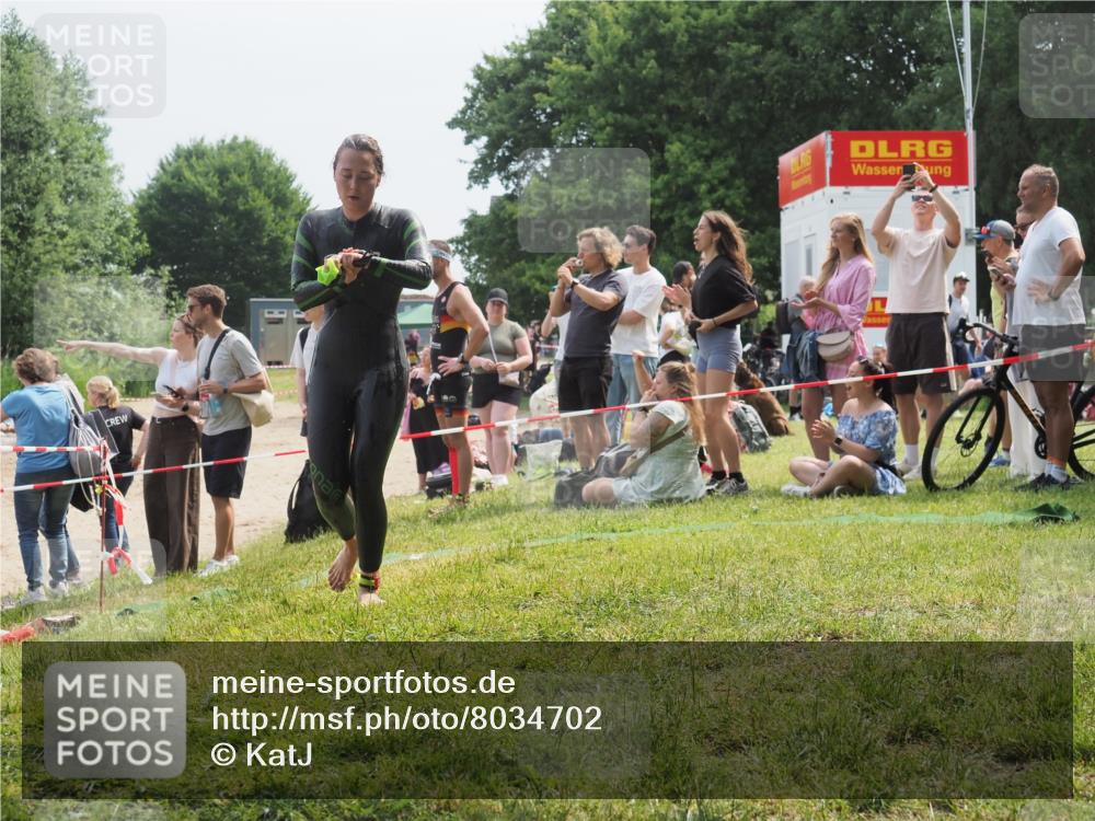 15.06.2025 - 27. Vierlanden-Triathlon KatJ http://msf.ph/oto/8034702 15.06.2025 11:18:54 Schwimmen 885, 916, 939 meine-sportfotos.de