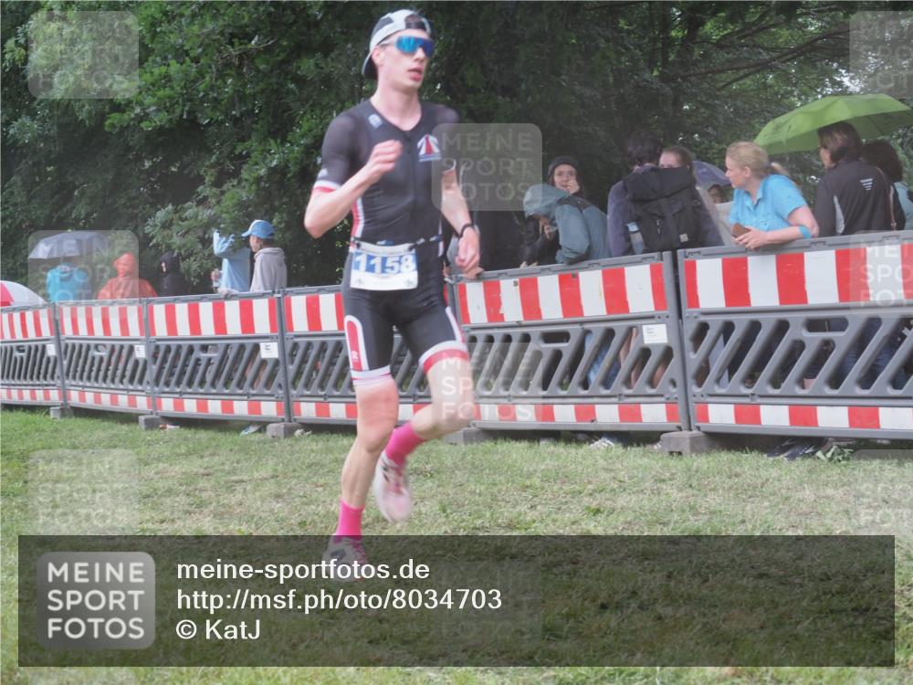 21.06.2025 - 27. Vierlanden-Triathlon KatJ http://msf.ph/oto/8034703 15.06.2025 13:49:28 Ziel 1103, 1137, 1158 meine-sportfotos.de