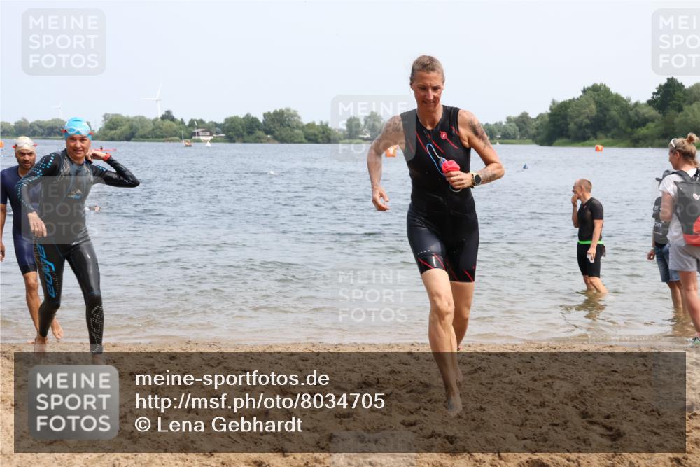 15.06.2025 - 27. Vierlanden-Triathlon Lena Gebhardt http://msf.ph/oto/8034705 15.06.2025 11:20:21 Schwimmen 838, 880, 890, 926, 940 meine-sportfotos.de