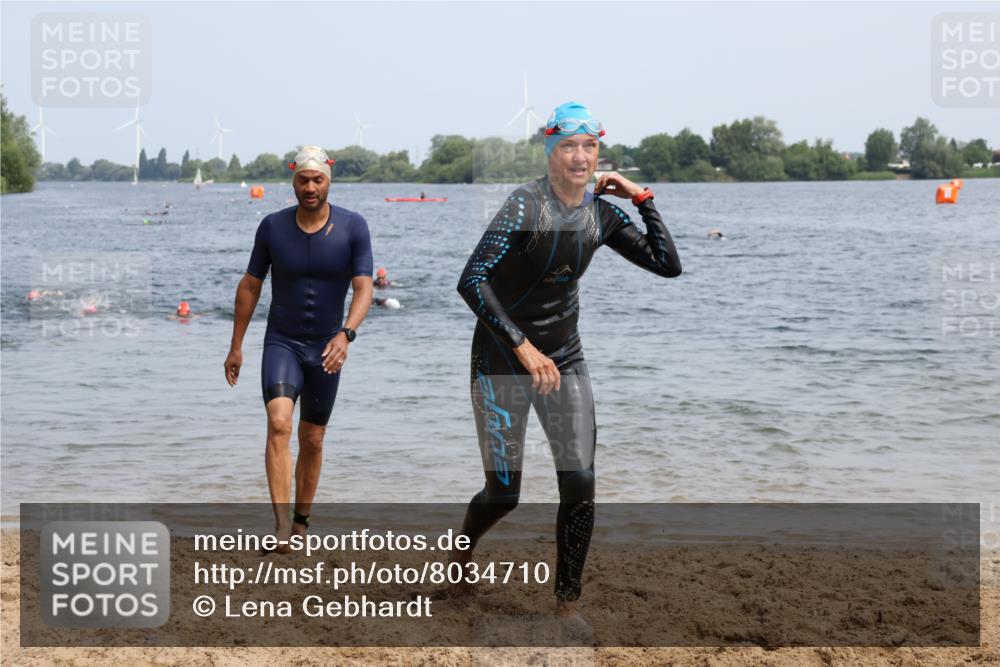 15.06.2025 - 27. Vierlanden-Triathlon Lena Gebhardt http://msf.ph/oto/8034710 15.06.2025 11:20:21 Schwimmen 838, 880, 890, 926, 940 meine-sportfotos.de