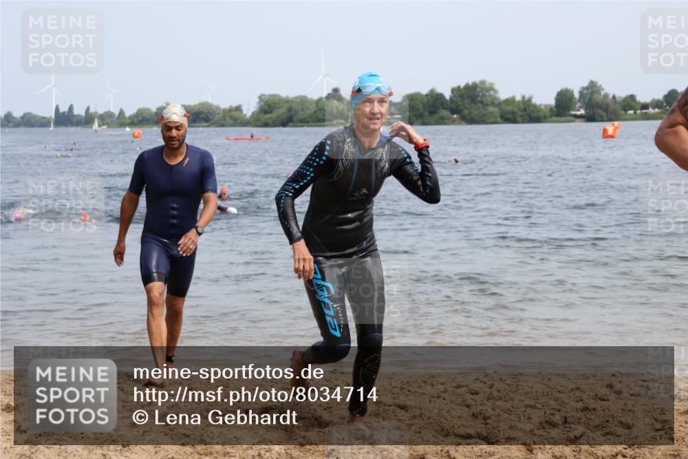 15.06.2025 - 27. Vierlanden-Triathlon Lena Gebhardt http://msf.ph/oto/8034714 15.06.2025 11:20:22 Schwimmen 838, 880, 890, 926 meine-sportfotos.de