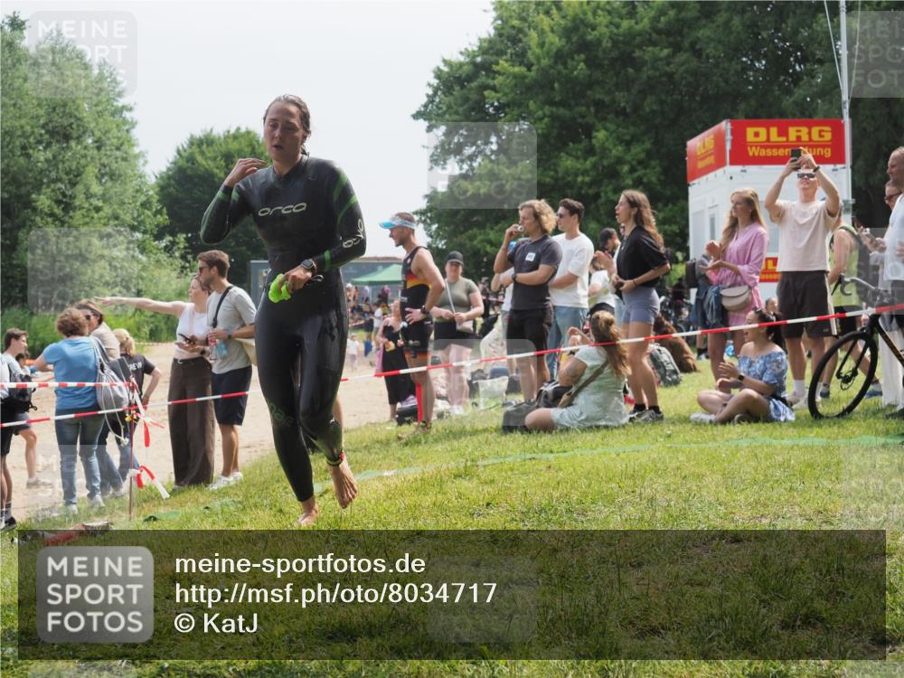 15.06.2025 - 27. Vierlanden-Triathlon KatJ http://msf.ph/oto/8034717 15.06.2025 11:18:55 Schwimmen 885, 916 meine-sportfotos.de