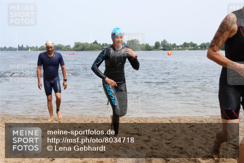 15.06.2025 - 27. Vierlanden-Triathlon Lena Gebhardt http://msf.ph/oto/8034718 15.06.2025 11:20:22 Schwimmen 838, 880, 890, 926 meine-sportfotos.de