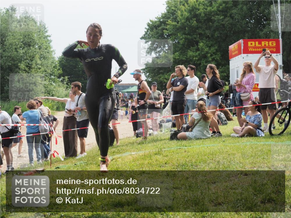 15.06.2025 - 27. Vierlanden-Triathlon KatJ http://msf.ph/oto/8034722 15.06.2025 11:18:55 Schwimmen 885, 916 meine-sportfotos.de